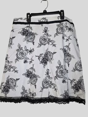 VTG Y2K Von Mozart Black & White Floral Lace Trim Skirt